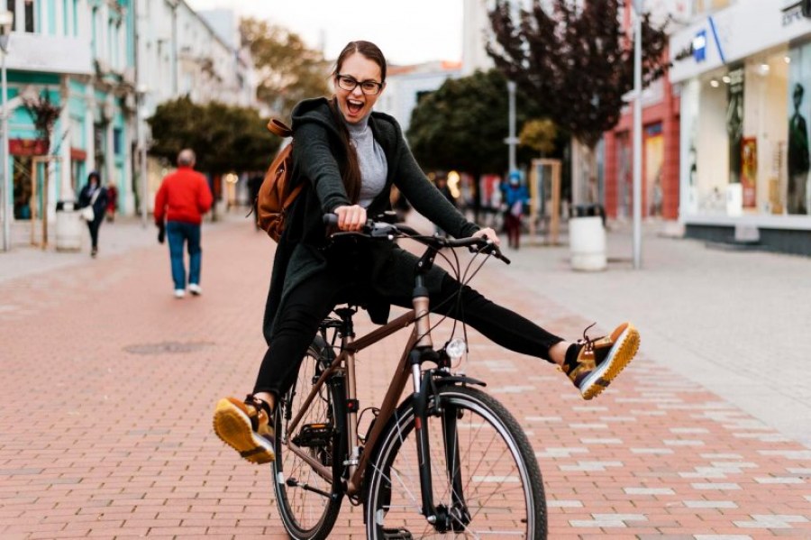 Jakie są korzyści płynące z jazdy na rowerze w codziennym życiu i jakie wybierać ubrania na rower?