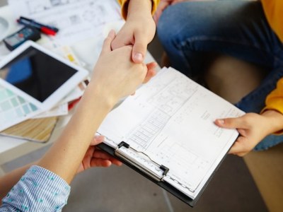 Jak negocjować z deweloperem w przypadku stwierdzenia usterek przy odbiorze mieszkania?