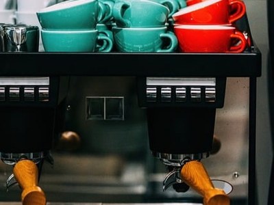 Odkryj sekret małych kawiarni — ekspres do kawy gastronomiczny