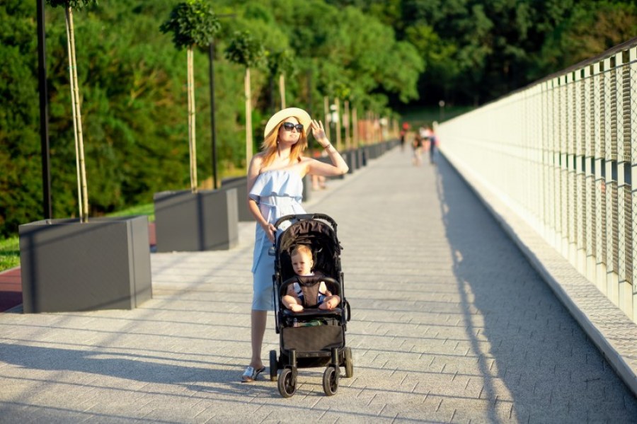 Letni spacer z niemowlakiem – o czym warto pamiętać?