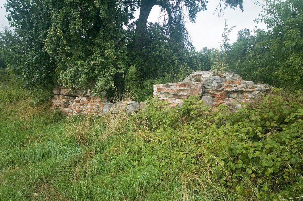 Ruiny dworu obronnego z XVI-XVII w.