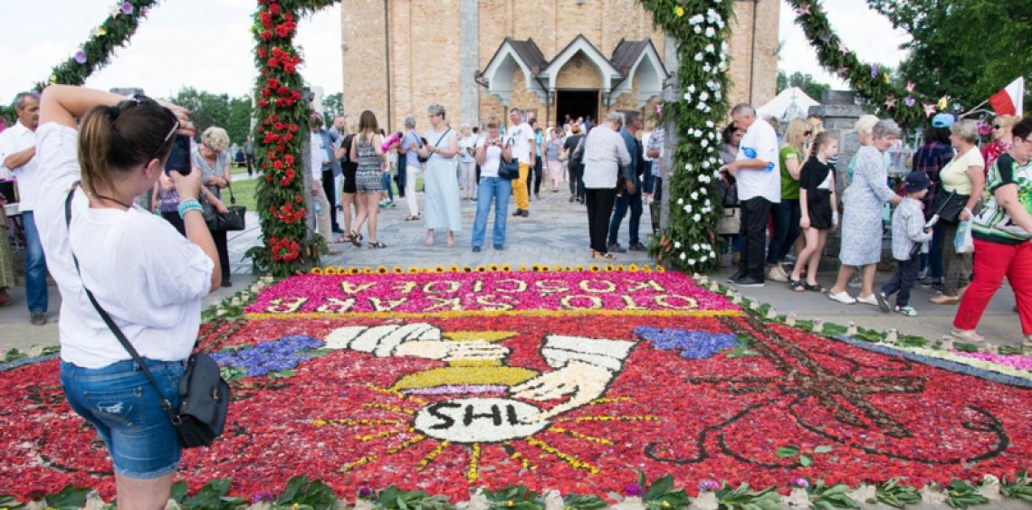 Rzymskokatolicka Parafia Podwyższenia Krzyża Świętego w Spycimierzu - dywany kwiatowe