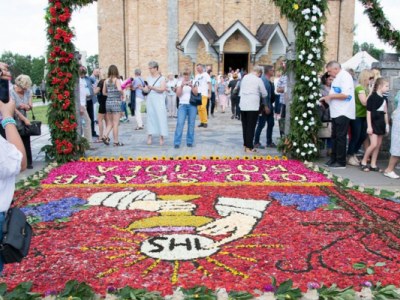 Rzymskokatolicka Parafia Podwyższenia Krzyża Świętego w Spycimierzu - dywany kwiatowe