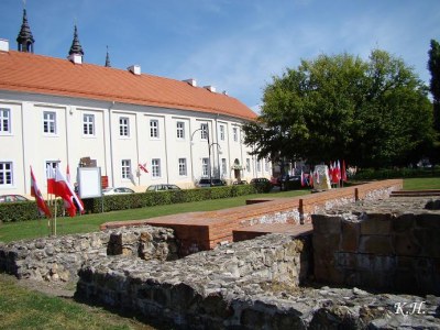 Zrekonstruowane fundamenty dawnego kościoła farnego