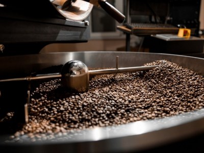 Odkryj tajemnice aromatycznej podróży do świata kawy w naszej palarni