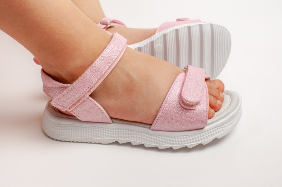 Sandały dla dziewczynki – 3 modele, które warto kupić