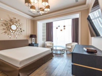 Żyrandol glamour we wnętrzu