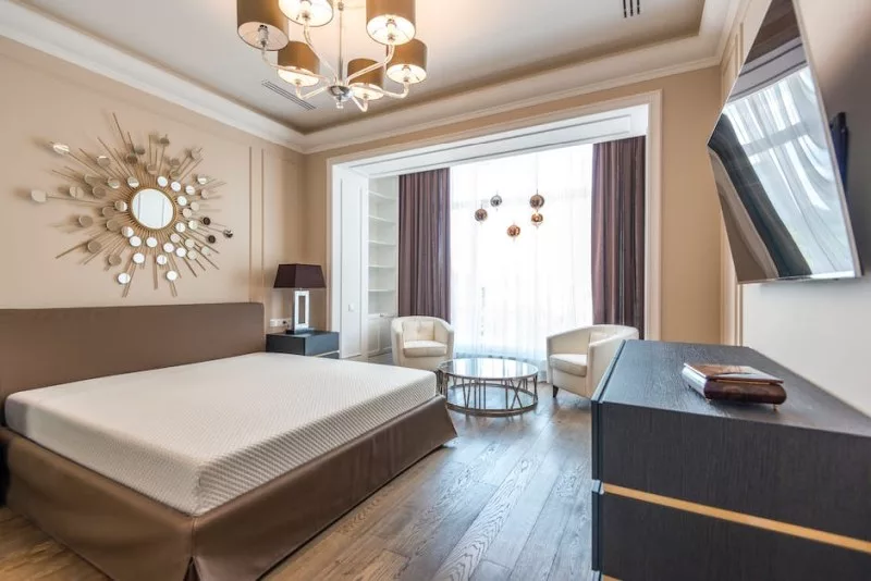 Żyrandol glamour we wnętrzu
