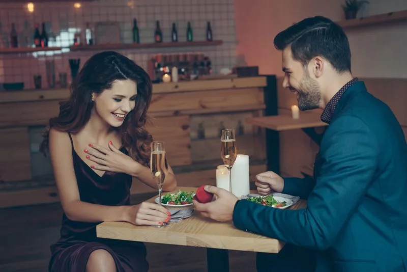 Jak wybrać pierścionek zaręczynowy?