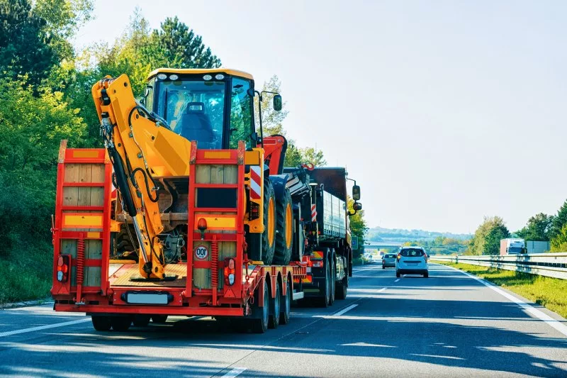 Jakie są najczęstsze rodzaje uszkodzeń podczas transportu maszyn przemysłowych i jak ich uniknąć?