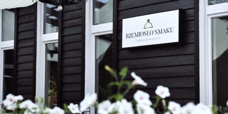 Kolacja biznesowa w lesie. Dlaczego firmy coraz częściej wybierają restauracje z dala od centrum?