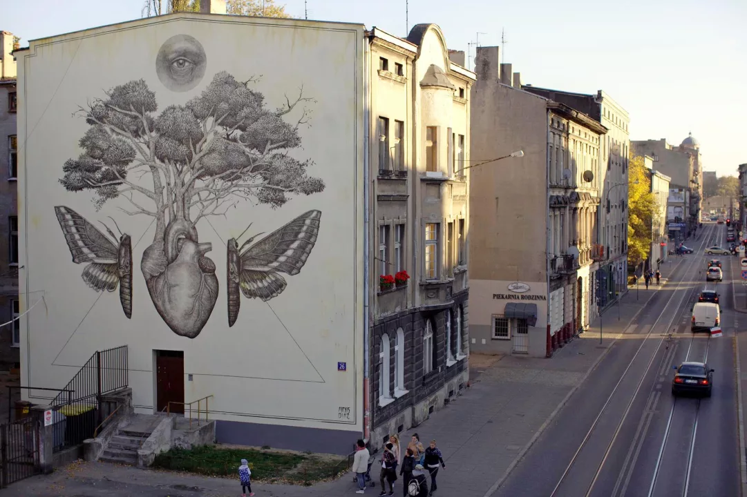 Ćma – co kryje w sobie tajemniczy mural z kamienicy przy Kilińskiego?