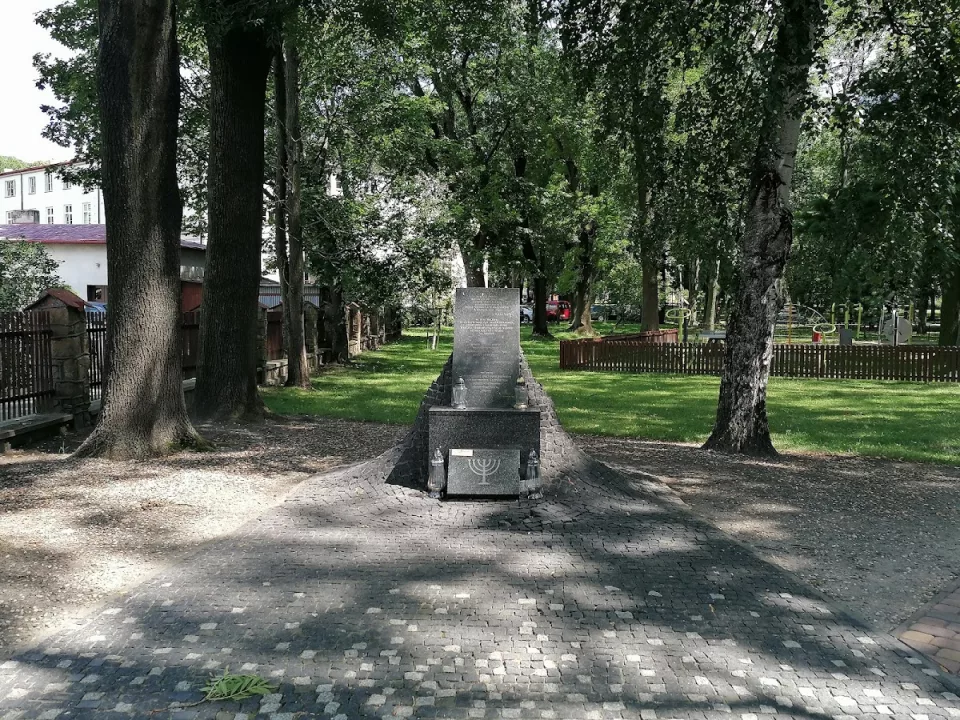 Tablica pamiątkowa w miejscu dawnej synagogi