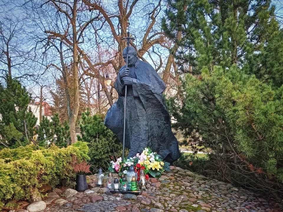 pomnik Jana Pawła II na "Krzywdzie" w Piotrkowie Trybunalskim