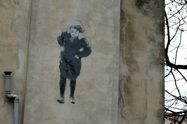 mural - Dziewczynka z fotografii Włodzimierza Pfeiffera - Piotr Saul i Damian Idzikowski, 2016