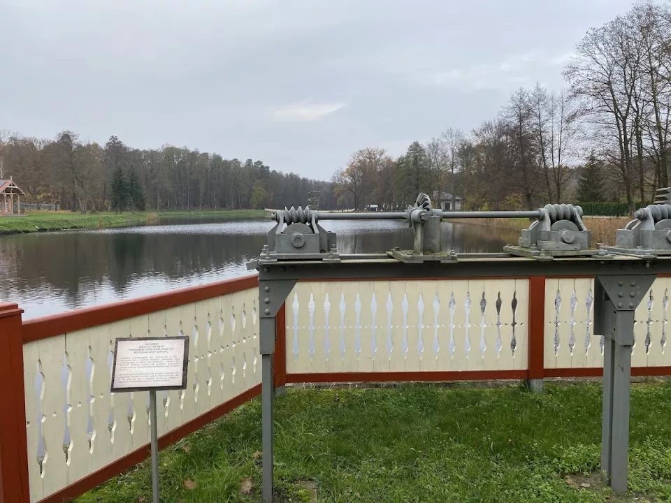 Mechanizm służący do ręcznego podnoszenia i opuszczania