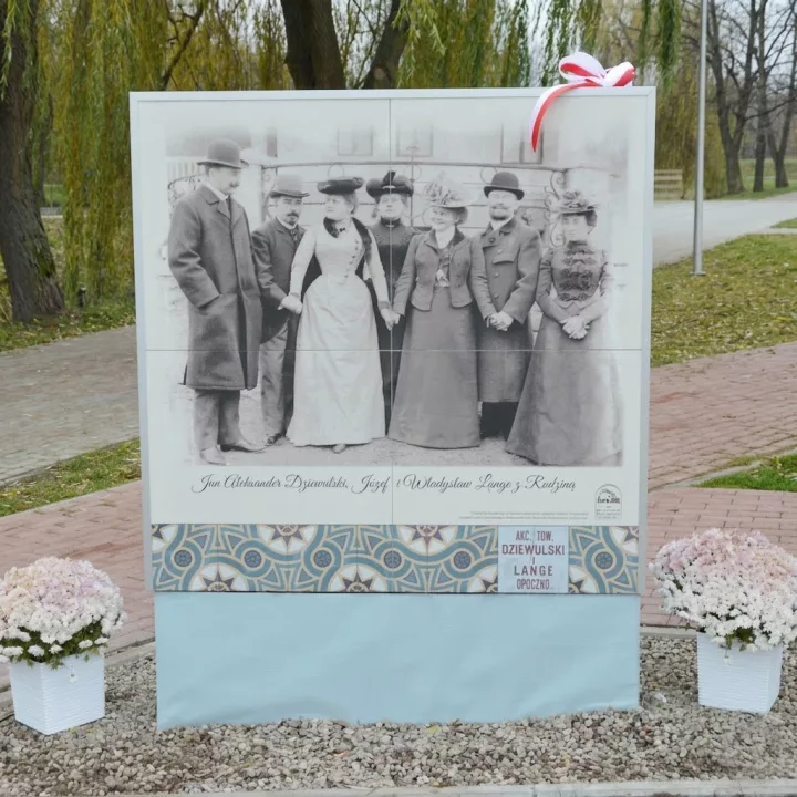 Tablica upamiętniająca rodziny Dziewulskich i Lange