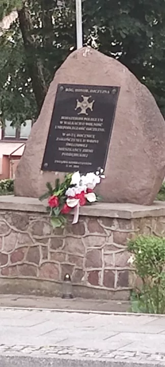 Pomnik "Bóg - Honor - Ojczyzna"
