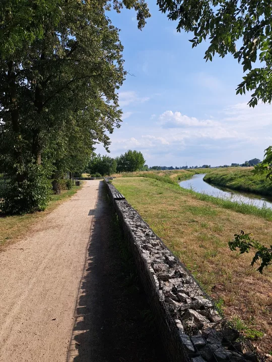 Bulwar nad rzeką Ner