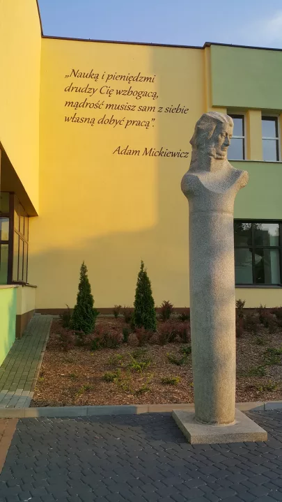 Pomnik Adama Mickiewicza w Bełchatowie