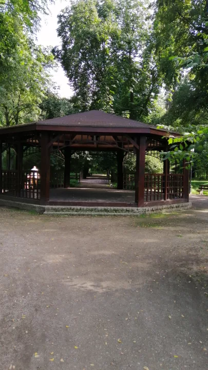 Wysepka z drewnianą altaną