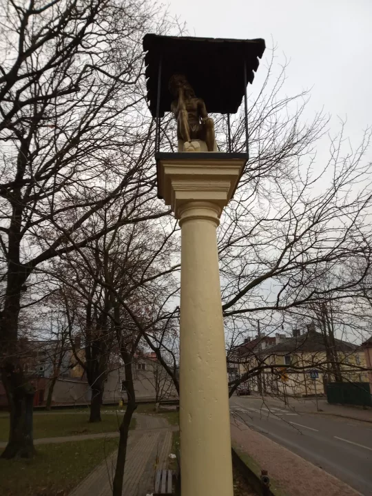 Kolumna z figurką Jezusa Frasobliwego