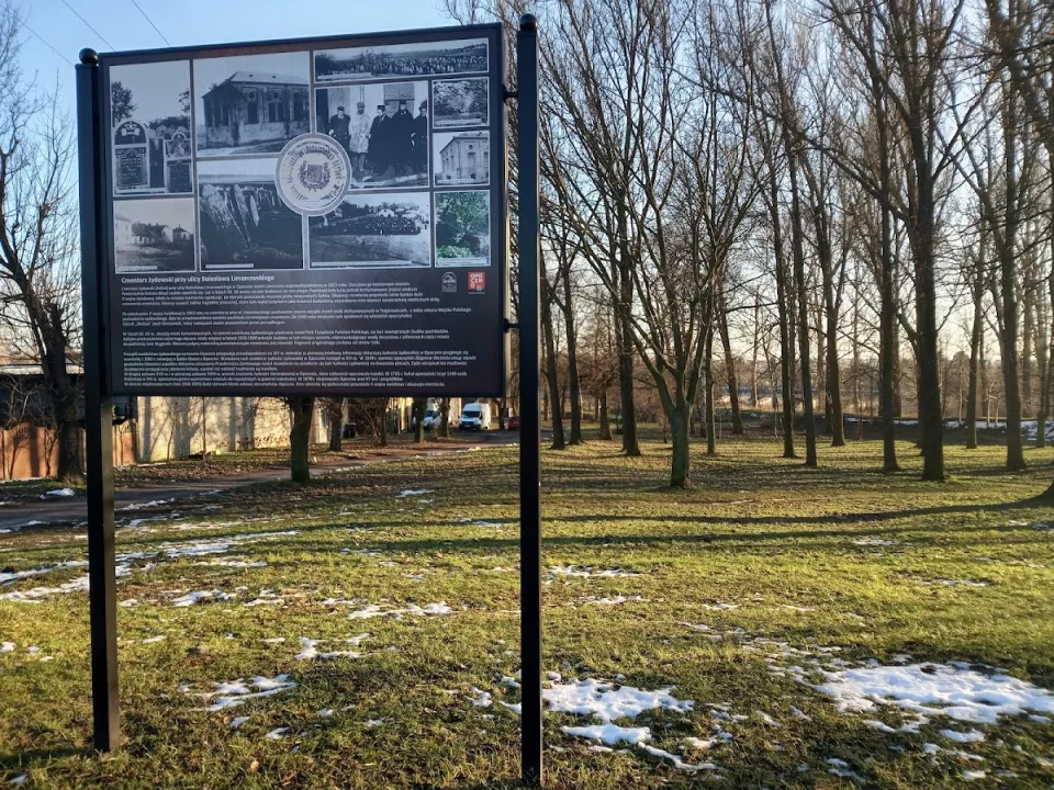 "Park Tysiąclecia" (dawny cmentarz żydowski) w Opocznie