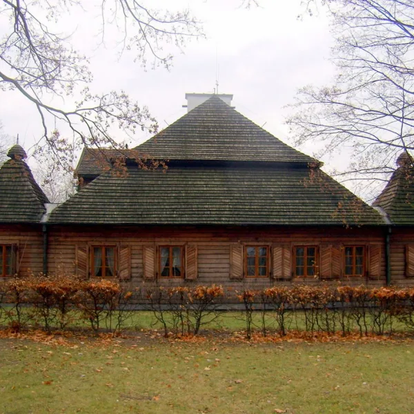 Drewniany dwór szlachecki w Ożarowie, siedziba Muzeum Wnętrz Dworskich