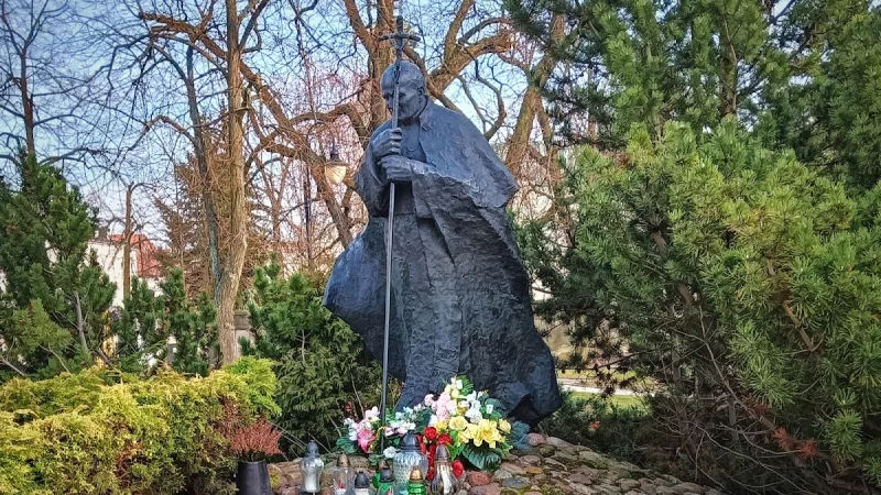 pomnik Jana Pawła II na "Krzywdzie" w Piotrkowie Trybunalskim