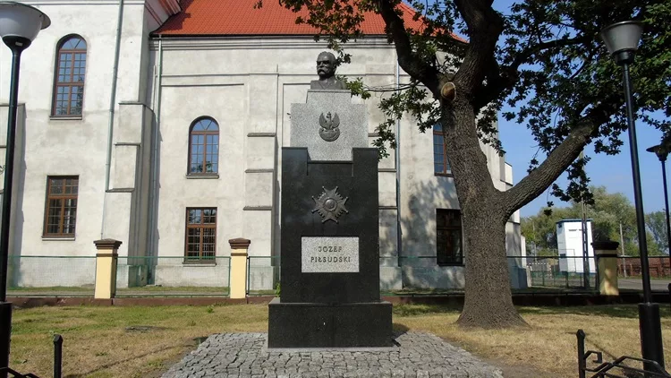 Pomnik Józefa Piłsudskiego i żołnierzy 10 Pułku Piechoty