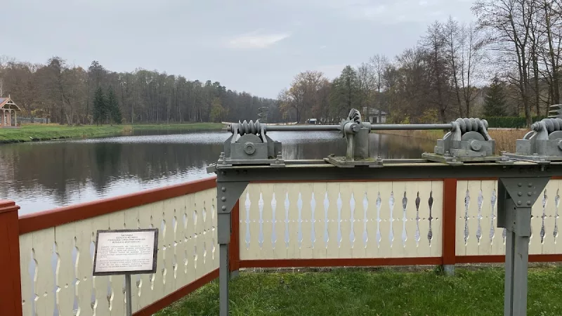 Mechanizm służący do ręcznego podnoszenia i opuszczania