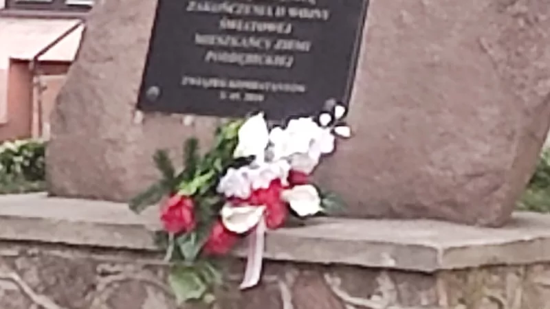 Pomnik "Bóg - Honor - Ojczyzna"