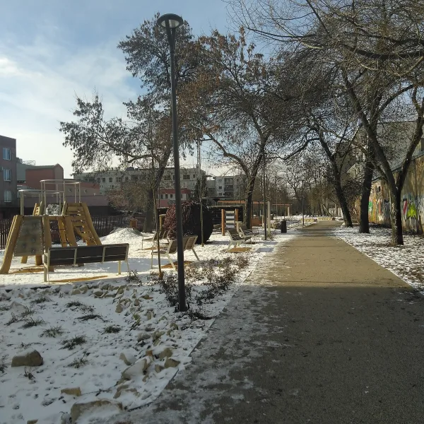 Plac zabaw i aleja spacerowa na odnowionym Skwerze im. Lecha Kunki w Łodzi