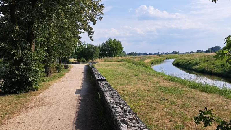 Bulwar nad rzeką Ner