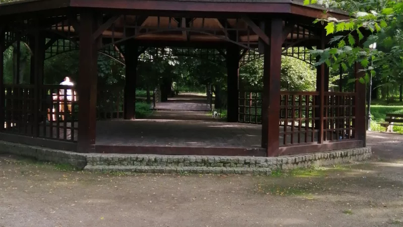 Wysepka z drewnianą altaną