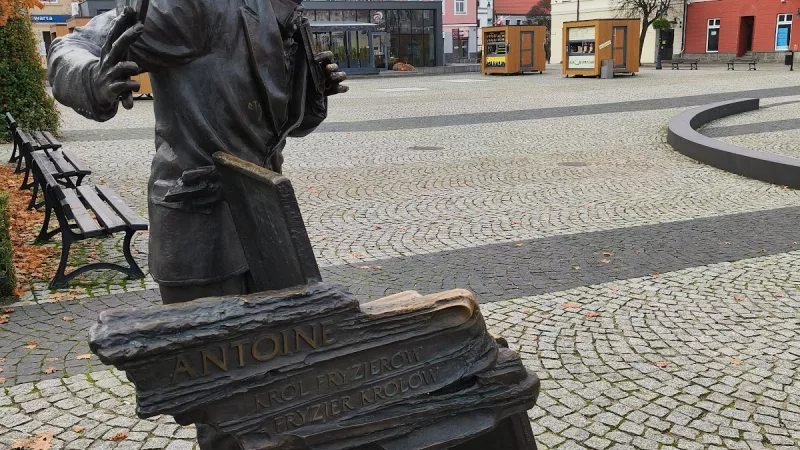 Pomnik Antoniego Cierplikowskiego na rynku w Sieradzu