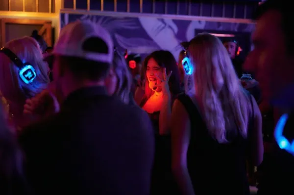 Silent disco - jak zorganizować imprezę w słuchawkach krok po kroku?